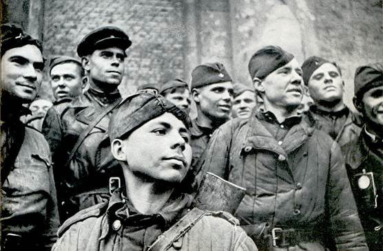 Группа разведчиков на ступенях Рейхстага