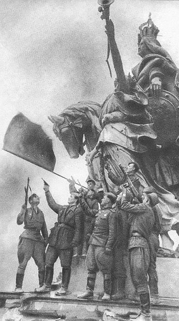 Салют у Знамени Победы на фронтоне Рейхстага